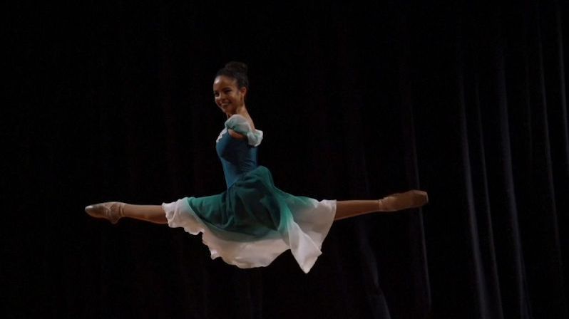 Brazilská baletka bez rukou ohromuje svou ladností